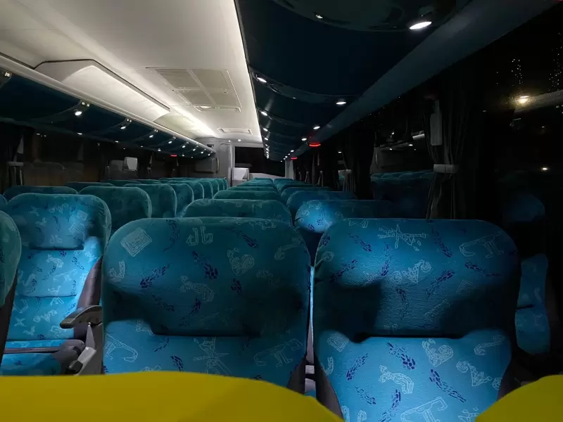 Foto da parte interna e externa de um dos nossos ônibus.